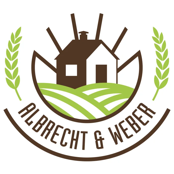 Ein Logo von Pixelflüsterer designen lassen, wie ALBRECHT & WEBER mit einem braunen Haus mit Strahlen dahinter, einem grünen Feld davor, flankiert von grünen Weizenhalmen auf beiden Seiten und dem gebogenen Text „ALBRECHT & WEBER“ unter dem Bild. © Pixelflüsterer