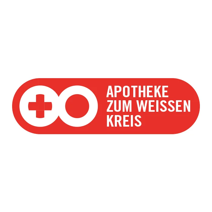 Ein rotes ovales Logo zeigt links ein weißes medizinisches Kreuz in einem weißen Kreis, das einem stilisierten „a“ ähnelt. Auf der rechten Seite steht in weißem Text „APOTHEKE ZUM WEISSEN KREIS“. Ihr Logo von Pixelflüsterer designen lassen. © Pixelflüsterer