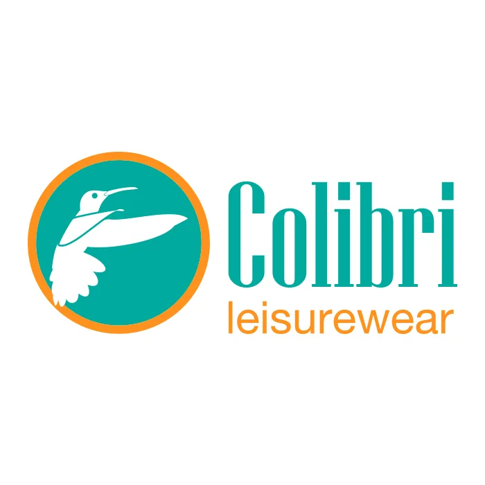 Ein Logo mit einem minimalistischen weißen Kolibri in einem blaugrünen Kreis mit orangefarbener Umrandung. Rechts steht der Text „Colibri“ in Blaugrün und darunter „Leisurewear“ in Orange. Ihr Logo von Pixelflüsterer designen lassen. © Pixelflüsterer