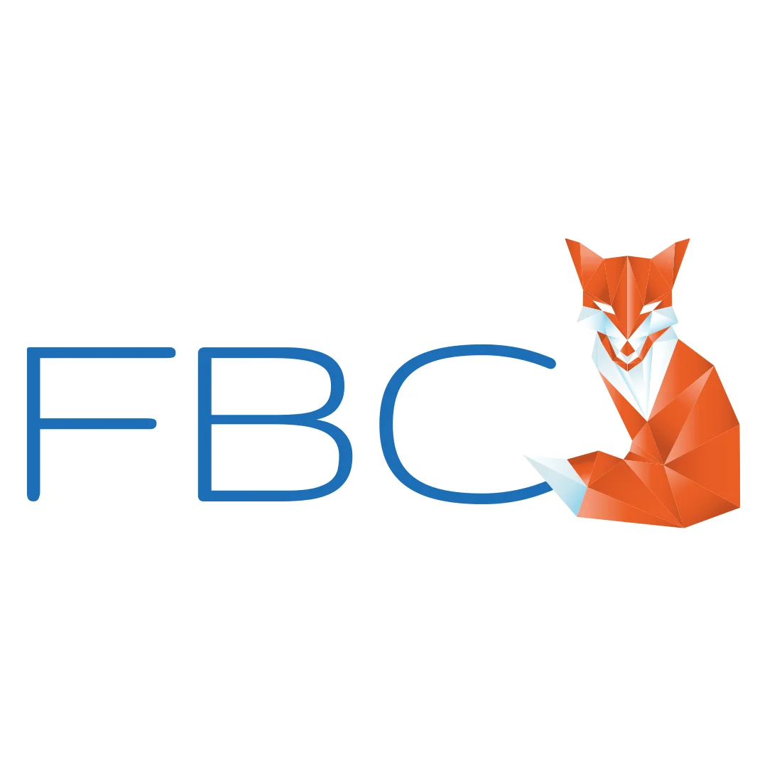 Ein Logo von Pixelflüsterer designen lassen, wie „FBC“. Das Logo mit den Buchstaben „FBC“ in blau zeigt einen stilisierten, geometrischen Fuchs, der aufrecht in Orange und Weiß sitzt. Der Fuchs hat ein schlankes, modernes Design mit scharfen Winkeln und einem unverwechselbaren, minimalistischen Erscheinungsbild. Perfekt für alle, die ein Logo mit Eleganz und Einfachheit gestalten möchten. © Pixelflüsterer