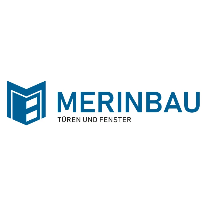 Das Logo von Merinbau besteht aus einem stilisierten blauen Symbol, das einer Tür ähnelt, neben dem blauen Text „MERINBAU“ und dem kleineren schwarzen Text „TÜREN UND FENSTER“ darunter. Umfasst wird das Sujet von einem blauen „M“ und ist mit der Fachkompetenz gestaltet, die Sie erleben können, wenn Sie Ihr Logo von Profis designen lassen. © Pixelflüsterer