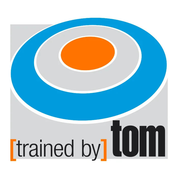 Ein Logo von Pixelflüsterer designen lassen, wie [trained by] tom mit einem blauen und orangefarbenen Ziel über dem Text „[trained by] tom“ in grauen und schwarzen Buchstaben. Das Ziel hat einen blauen Außenring, einen grauen Mittelring und eine orangefarbene Mitte, alles in eckigen Klammern eingeschlossen. © Pixelflüsterer
