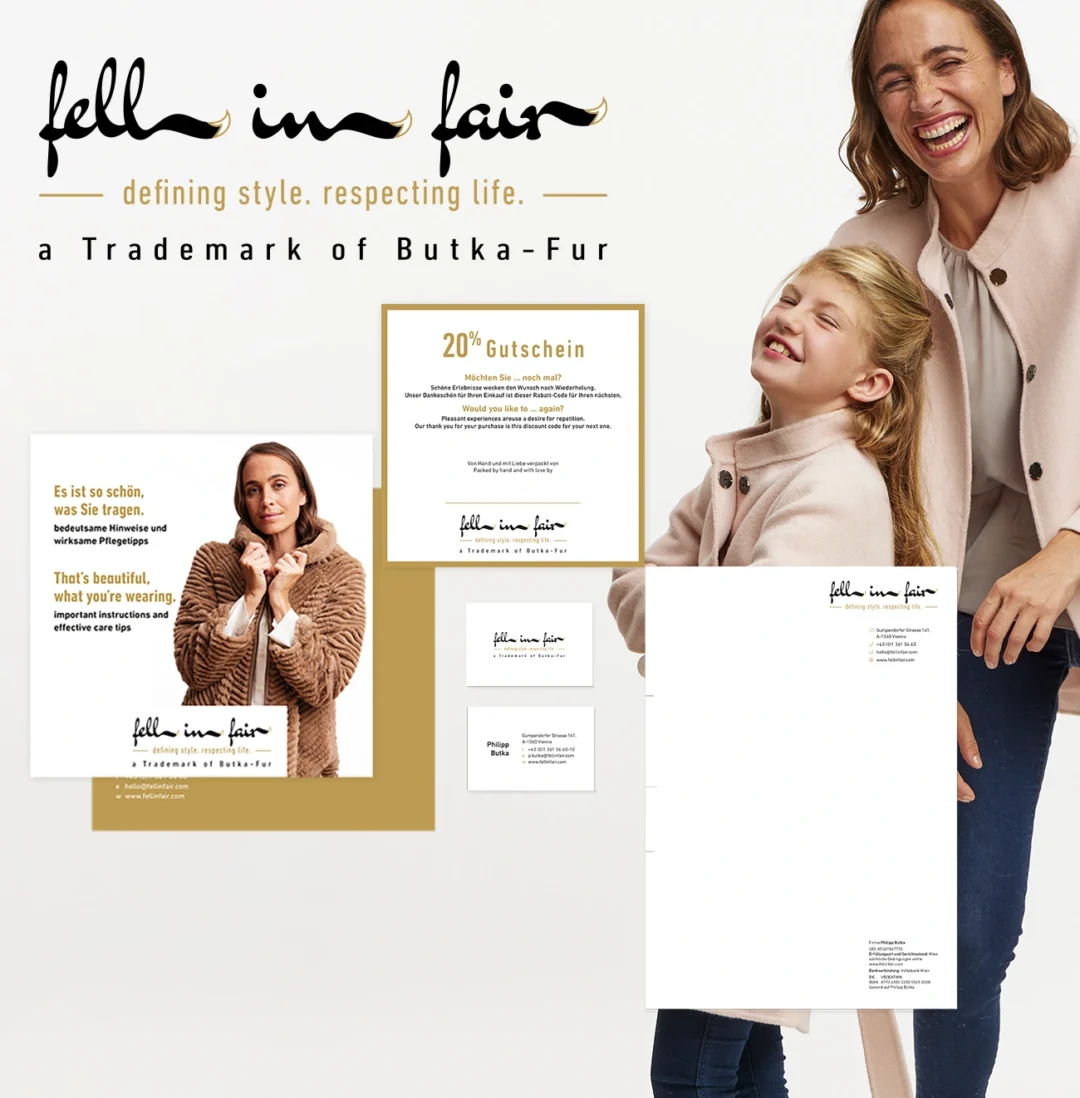 Eine Frau und ein Kind, beide tragen helle Jacken, lächeln und schauen nach oben. Im Hintergrund ist das Logo von „fell in fair“ zu sehen, eine Marke von Butka-Fur. Die Anzeigen zeigen verschiedene Werbematerialien, darunter einen 20 %-Rabattgutschein, und betonen so die effektive Markenbildung. © Pixelflüsterer