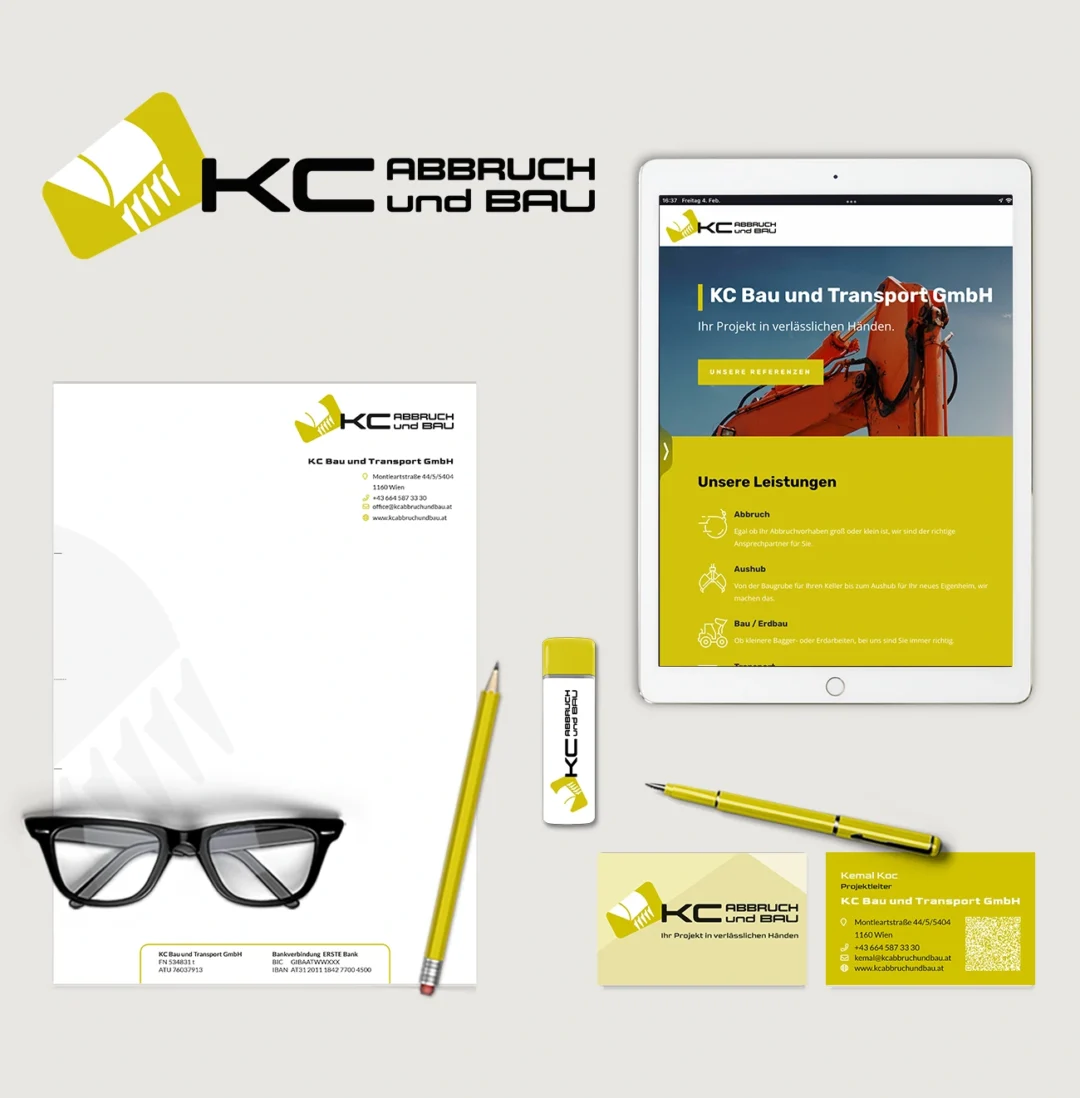 Ein Briefpapierset mit Markenlogo für „KC Abbruch und Bau“ enthält Briefpapier, Visitenkarte, Stift, Radiergummi, USB-Stick und eine Brille. Auf einem Tablet wird die Website des Unternehmens angezeigt. Das Branding besteht hauptsächlich aus den Farben Weiß und Gelb mit schwarzen Akzenten. © Pixelflüsterer