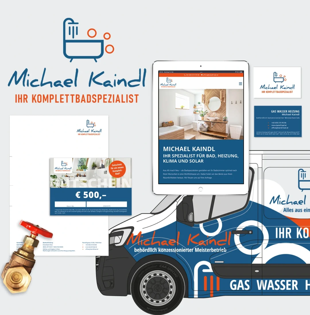 Ein Arrangement mit verschiedenen Markenmaterialien für „Michael Kaindl – Ihr Komplettbadspezialist“ zeigt das Branding des Unternehmens. Es umfasst eine Website auf einem Tablet, Visitenkarten, Briefpapier, einen Geschenkgutschein, Sanitärwerkzeuge und einen Lieferwagen mit dem Logo und aufgeführten Dienstleistungen wie Gas, Wasser und Heizung. © Pixelflüsterer