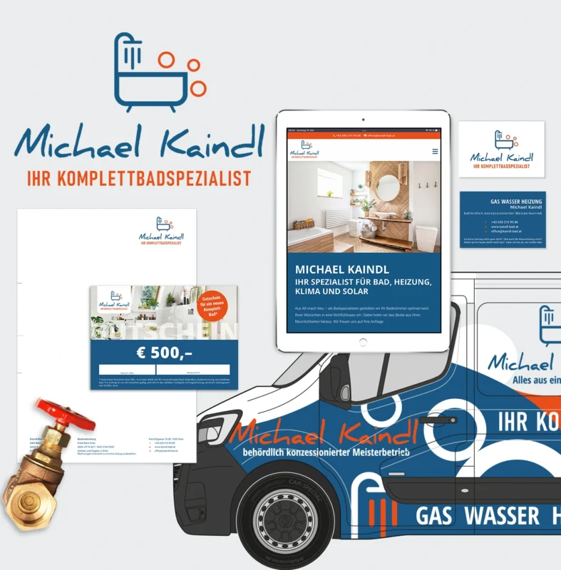 Ein Arrangement mit verschiedenen Markenmaterialien für „Michael Kaindl – Ihr Komplettbadspezialist“ zeigt das Branding des Unternehmens. Es umfasst eine Website auf einem Tablet, Visitenkarten, Briefpapier, einen Geschenkgutschein, Sanitärwerkzeuge und einen Lieferwagen mit dem Logo und aufgeführten Dienstleistungen wie Gas, Wasser und Heizung. © Pixelflüsterer