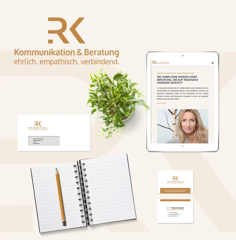 Ein Flatlay-Bild zeigt ein Tablet, auf dem die RK Kommunikation & Beratungswebsite mit dem Bild der Inhaberin angezeigt wird, umgeben von einer Topfpflanze, einem Notizbuch mit Stift, Visitenkarten und einem Umschlag. Das Markenlogo und der Slogan „Kommunikation & Beratung: ehrlich. empathisch. verbindend.“ betonen das Engagement des Unternehmens für authentisches Branding. © Pixelflüsterer