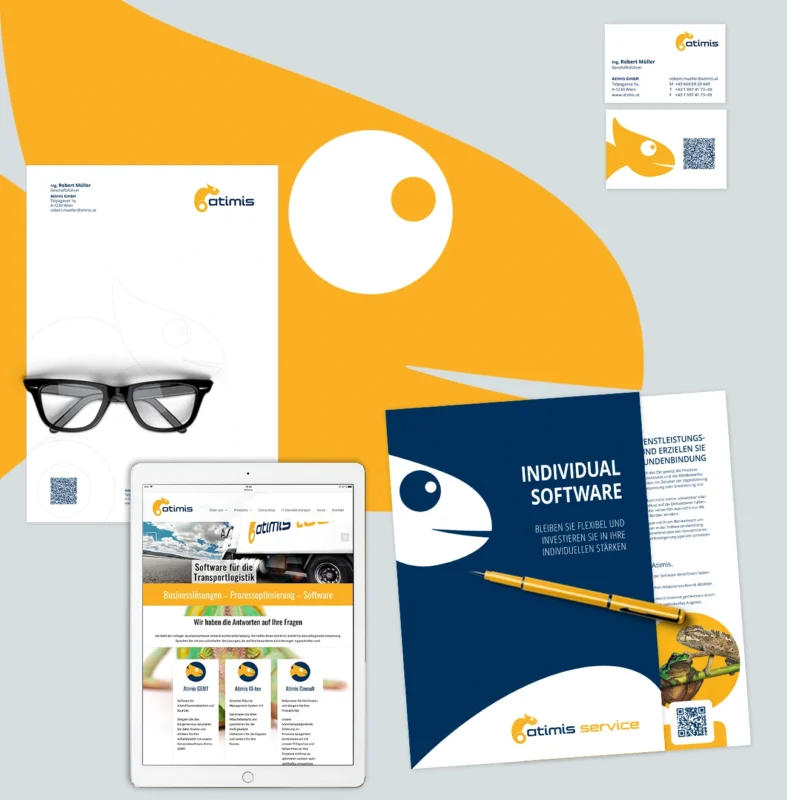 Das Branding von Atimis zeigt verschiedene Werbematerialien, im Zentrum steht das gelbe Chamäleon-Logo. Zu den Artikeln gehören ein Briefkopf, Visitenkarten, ein Tablet mit der Website, eine Broschüre mit der Aufschrift „Individual Software“, ein Stift und eine Brille auf einem weißen Umschlag. © Pixelflüsterer